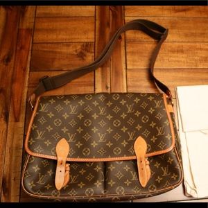 Louis Vuitton Messenger Bag